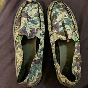 Sanuk Slip ons